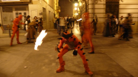 Fuego, 'dimonis' y tambores ambientaron la Nit de l'Art en las calles del centro de Castellón.