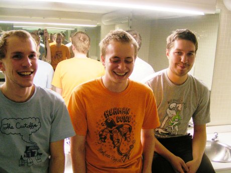 De izquierda a derecha, Jonny Helm (batería), Dave Tattersall (guitarra y voz) y Franic Rozycki (bajo).