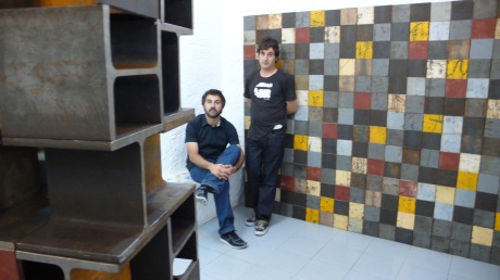 Blas y Pablo Montoya, en la Galería Imaginarte con su instalación de Trashformaciones en la Nit de l'Art.